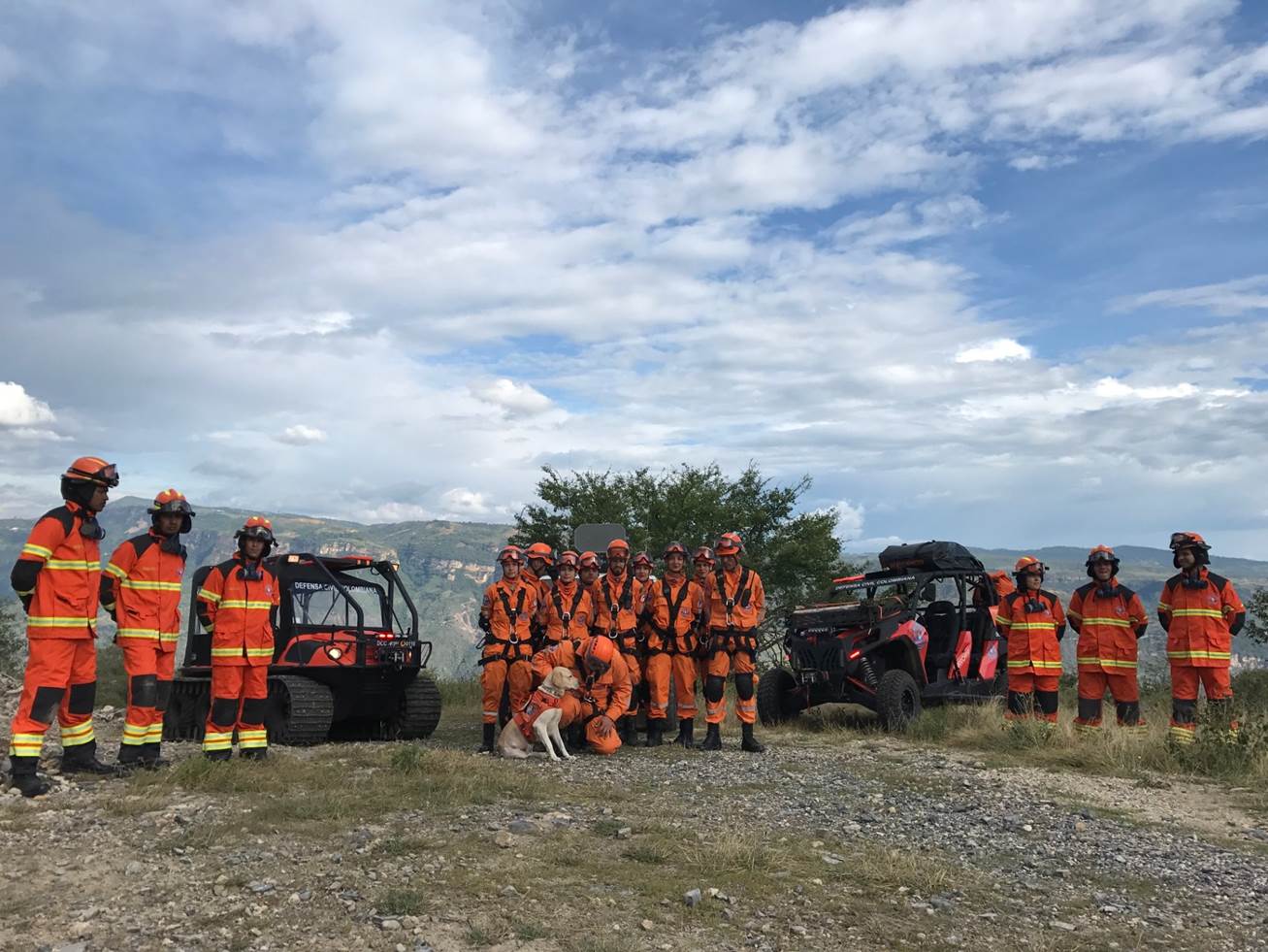 La Defensa Civil Colombiana desarrolla entrenamiento a rescatistas y socorristas para enfrentar emergencias causadas por sismos.