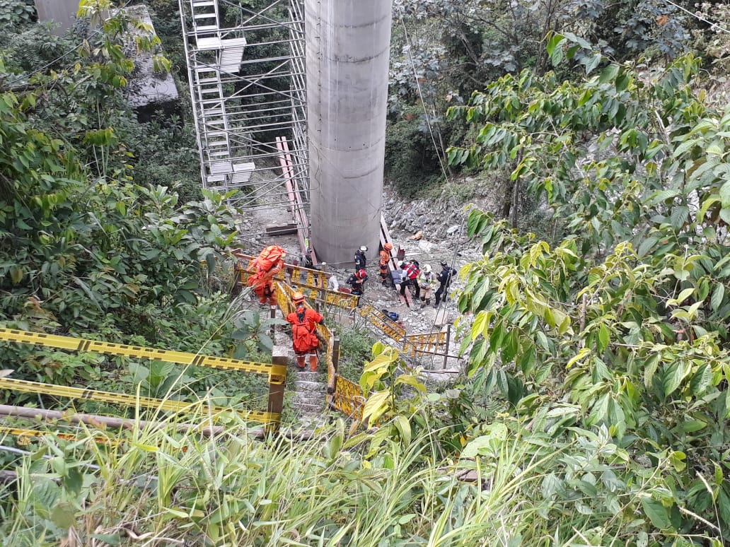 Labores de rescate en puente La Pala vía Bogotá Villavicencio