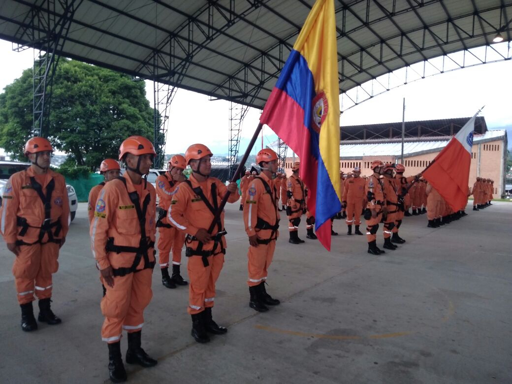 Voluntarios de la Defensa Civil Colombiana reciben con orgullo condecoración a su trabajo en la emergencia de Mocoa.