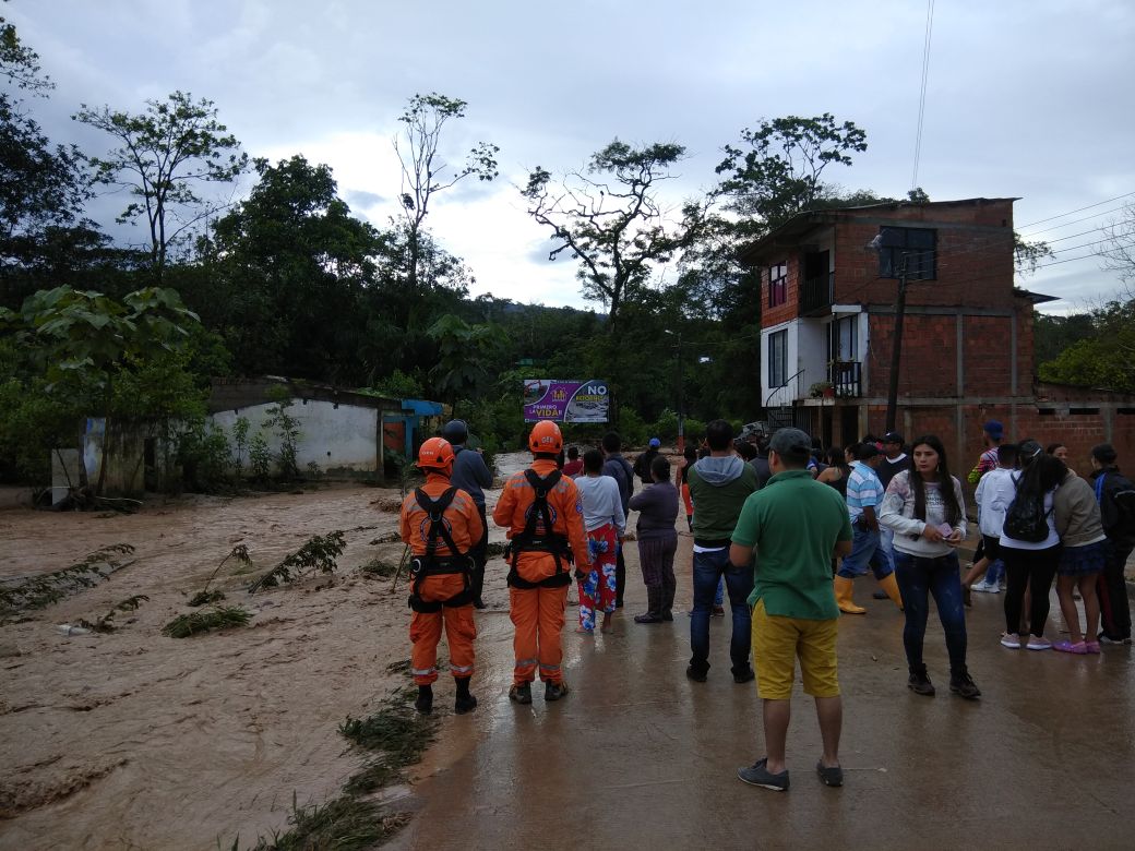 Defensa Civil Colombiana acompaña a los afectados en Mocoa por desbordamiento de ríos